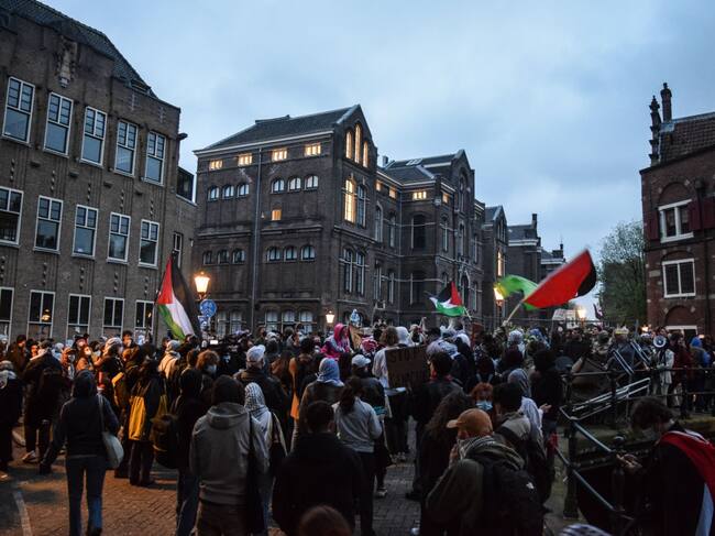 Los manifestantes reunidos en la Universidad de Ámsterdam, en Países Bajos, se expresan a favor de la Franja de Gaza y Palestina.