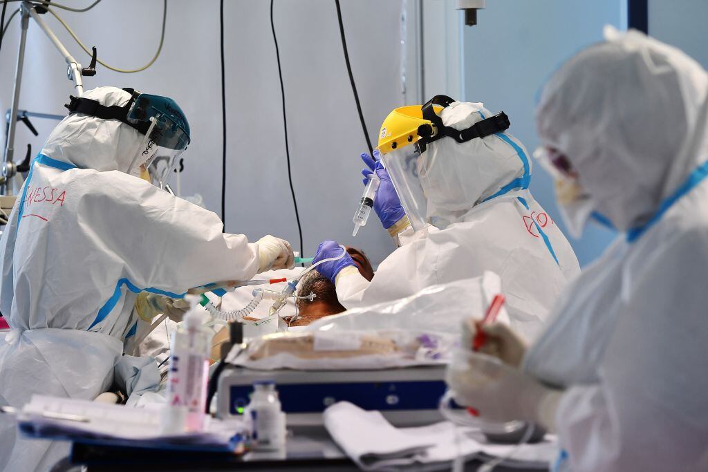 Personal médico atiende a un paciente Covid-19 en un hospital de Roma