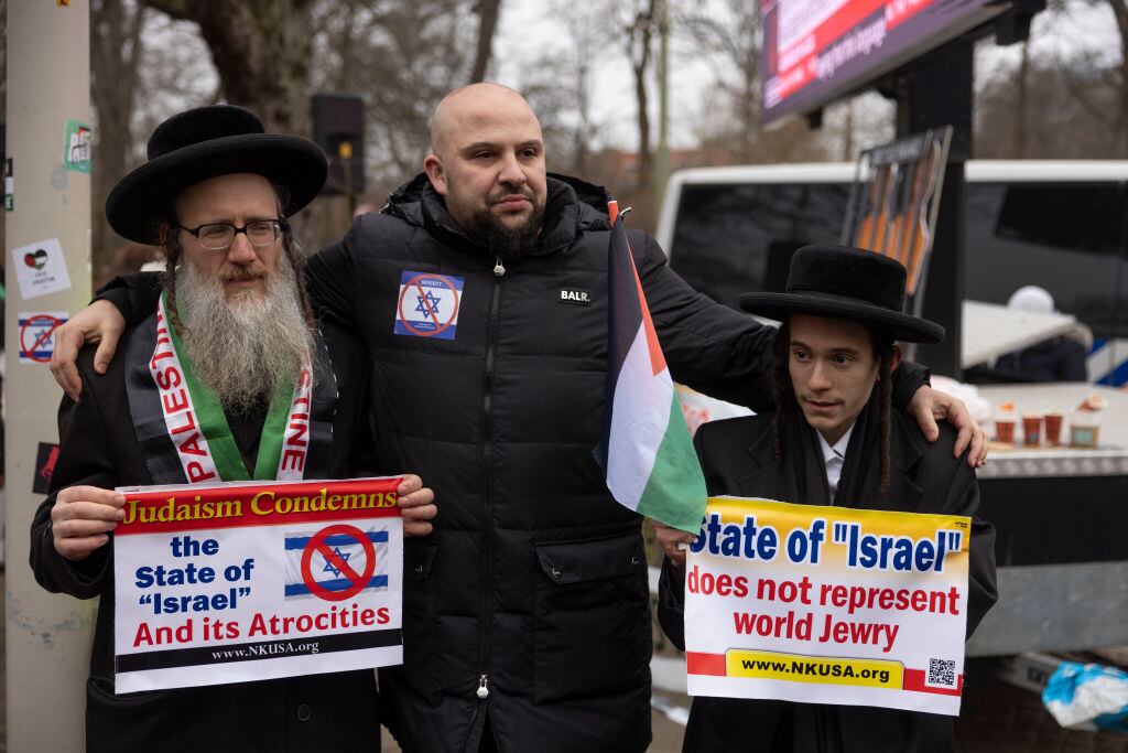 Dos judíos y un manifestante rechazan la actuación de Israel contra la población palestina, frente a la Corte Internacional de Justicia en los Países Bajos.