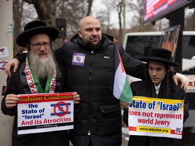 Dos judíos y un manifestante rechazan la actuación de Israel contra la población palestina, frente a la Corte Internacional de Justicia en los Países Bajos.