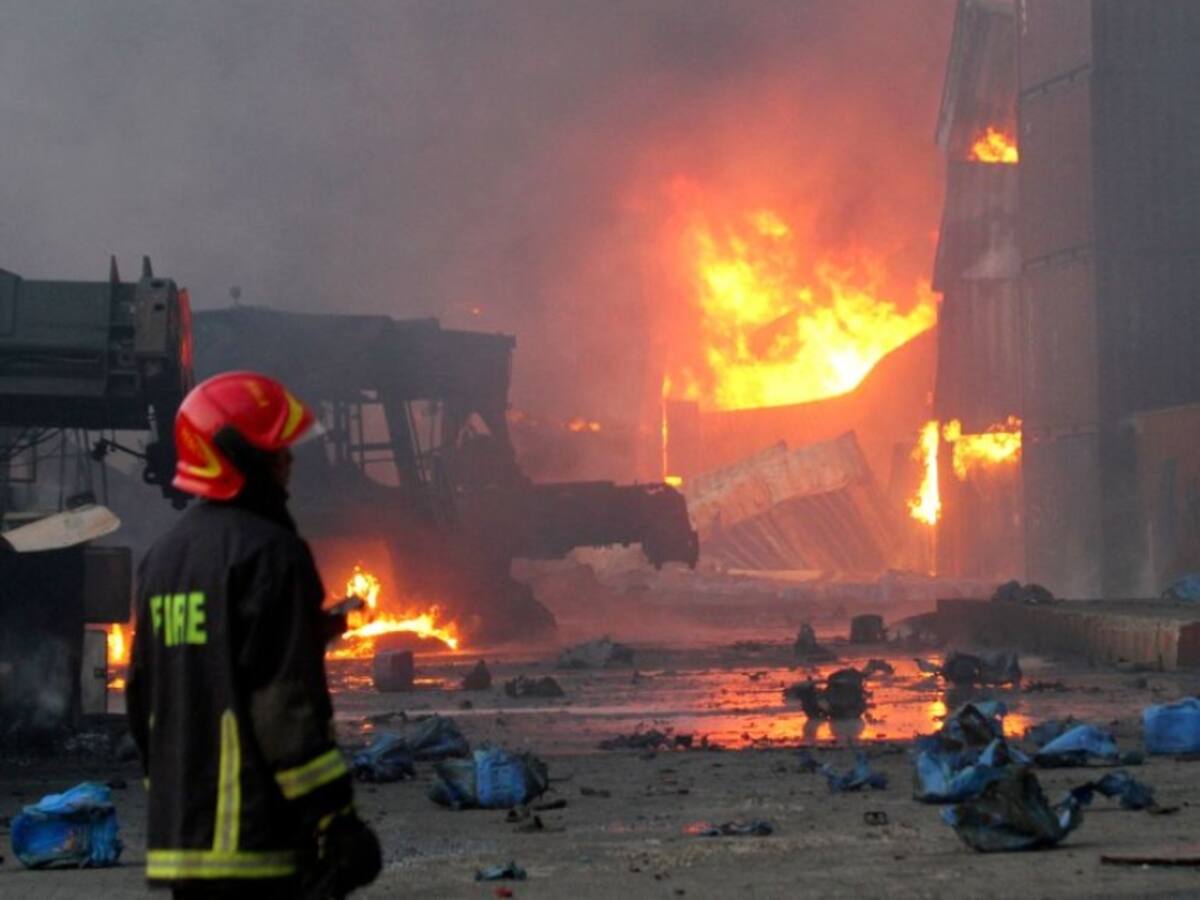 Incendio y explosión en un depósito de contenedores en Bangladesh deja 49 personas muertas