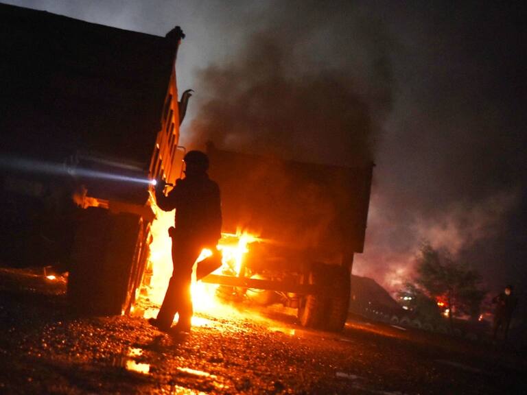 Los Ríos: Ataque incendiario en Lanco deja tres camiones y cuatro maquinarias forestales quemadas