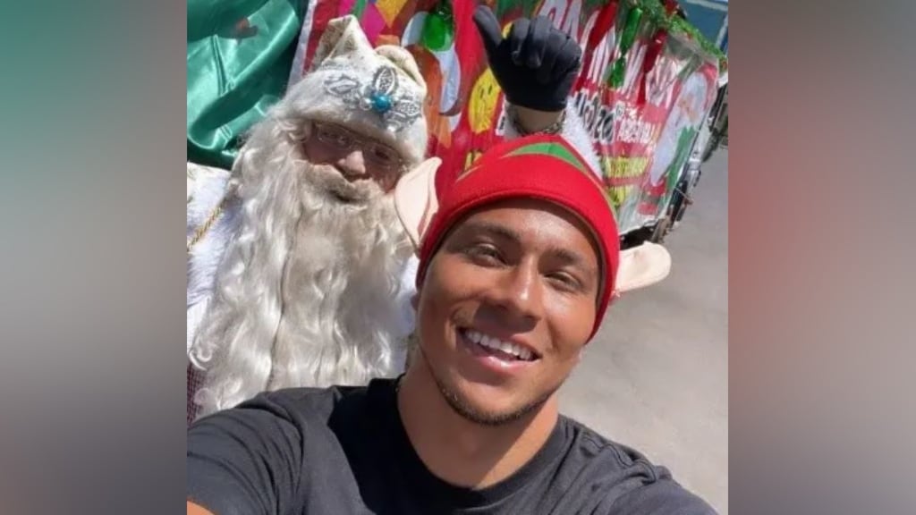 Brayan Cortés se lució como Viejito Pascuero y repartió regalos en Iquique