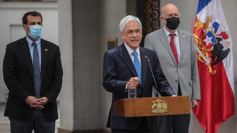 4 de noviembre del 2021/SANTIAGOEl Presidente de la República, Sebastián Piñera, realizará una declaración tras los incidentes que deja una persona muerta ocurridos ayer en la macro zona sur, acompañado por los ministros del Interior, Rodrigo Delgado y de Defensa, Baldo Prokurica, en el Palacio de La Moneda.
FOTO: SEBASTIAN BELTRAN GAETE/AGENCIAUNO