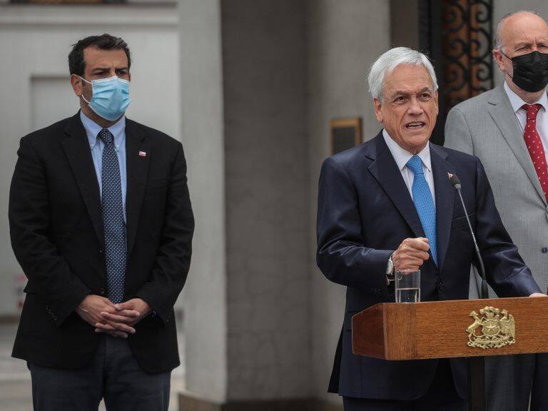 4 de noviembre del 2021/SANTIAGOEl Presidente de la República, Sebastián Piñera, realizará una declaración tras los incidentes que deja una persona muerta ocurridos ayer en la macro zona sur, acompañado por los ministros del Interior, Rodrigo Delgado y de Defensa, Baldo Prokurica, en el Palacio de La Moneda.
FOTO: SEBASTIAN BELTRAN GAETE/AGENCIAUNO