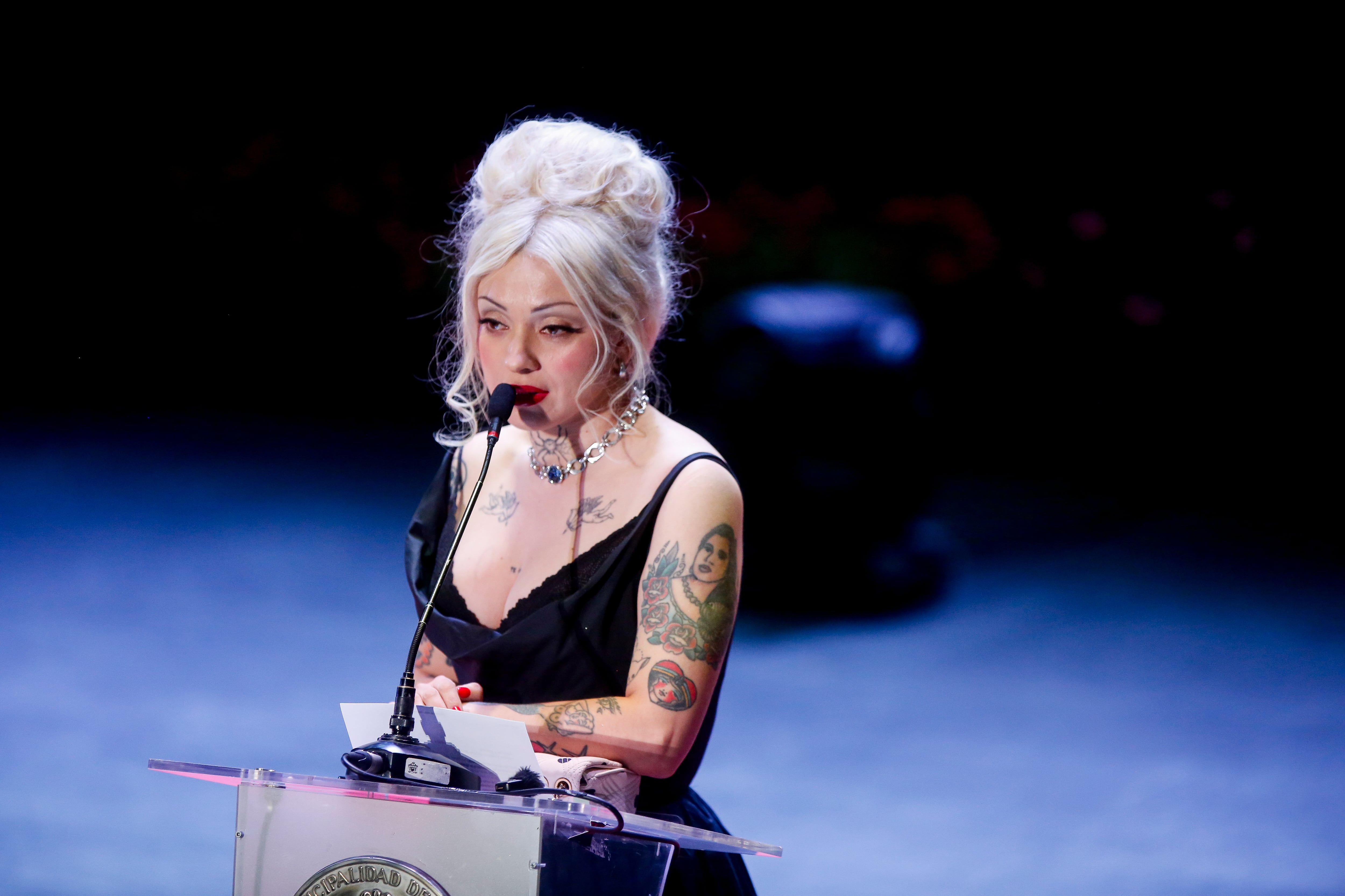 27 de febrero de 2026/VIÑA DEL MARLa cantante Mon Laferte da un discurso en el Teatro Municipal de Viña del Mar, durante la ceremonia donde fue nombrada como Hija Ilustre de la Ciudad Jardín.
FOTO: HANS SCOTT/AGENCIAUNO