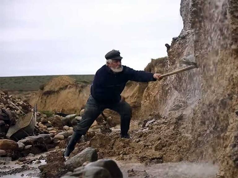 “Tienes aguantar el dolor en las manos”: La inspiradora historia Toto Gesell, el último buscador de oro de Tierra del Fuego