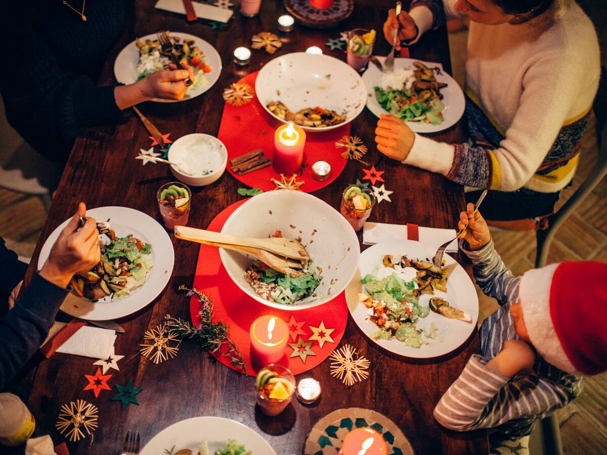 Navidad con ola de calor: qué comer (y qué evitar) para no terminar hinchado y enfermo
