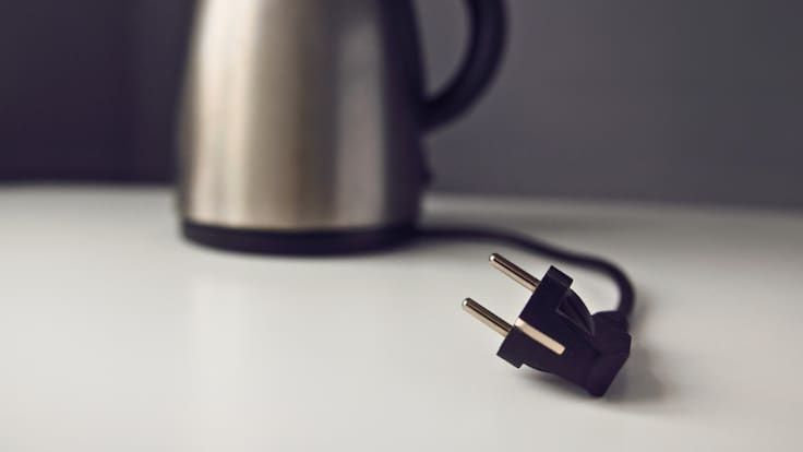 ¿Sirve de algo desconectar los electrodomésticos antes de salir de la casa? Esto dice un experto