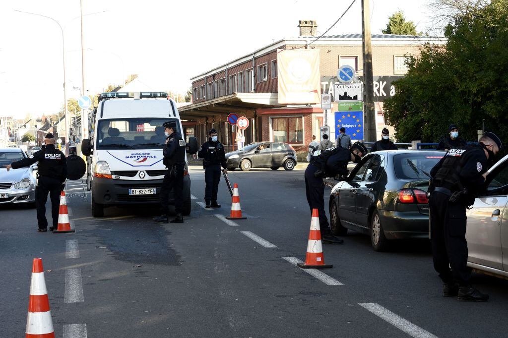 La policía francesa custodia el cumplimiento de las restricciones de movimiento