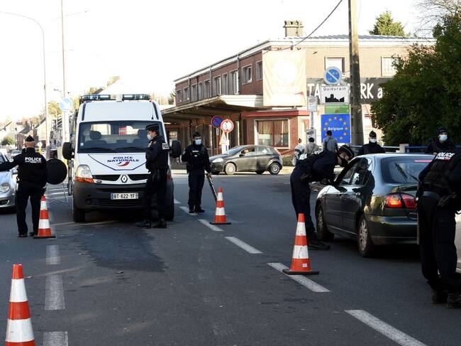 La policía francesa custodia el cumplimiento de las restricciones de movimiento