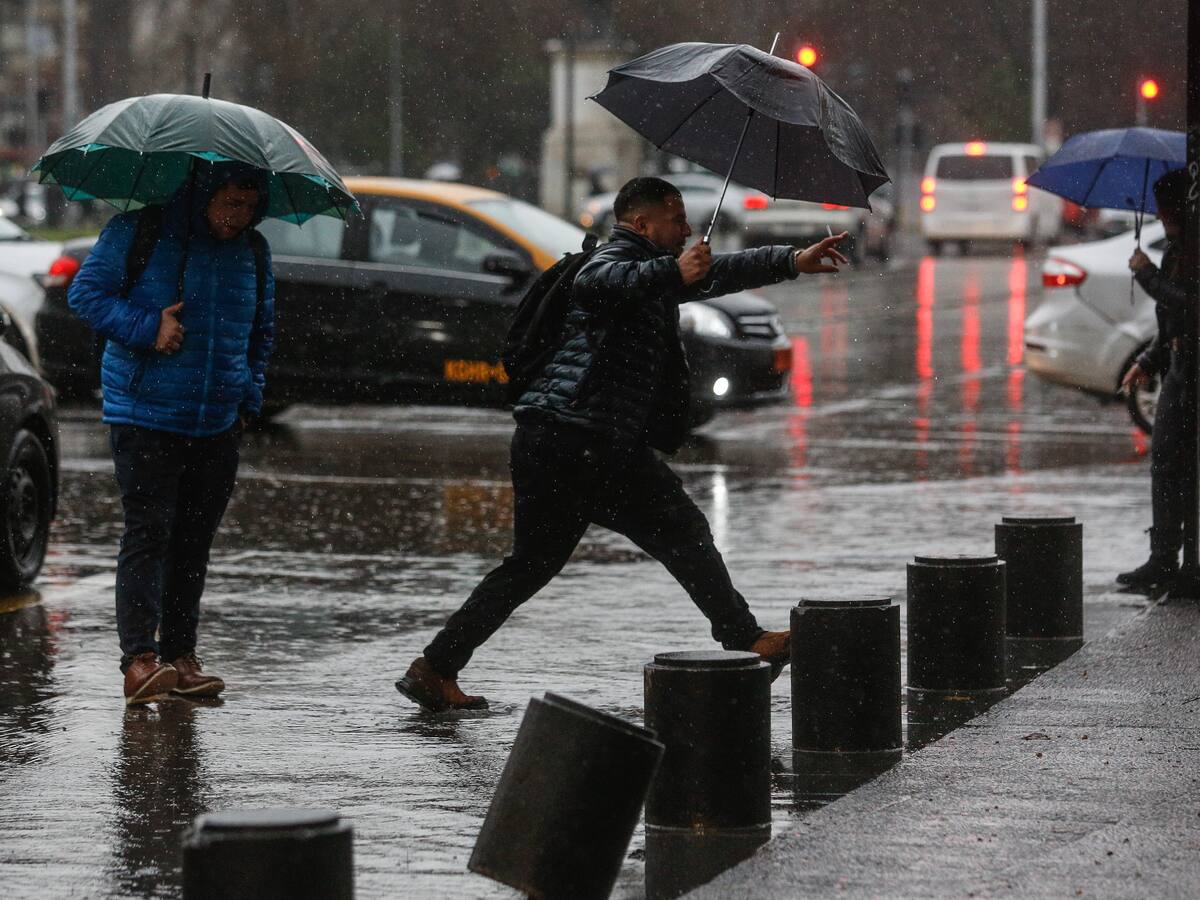 Lluvia en Santiago: nuevo pronóstico anuncia que las precipitaciones seguirán la próxima semana y esta es la cantidad de agua que caería