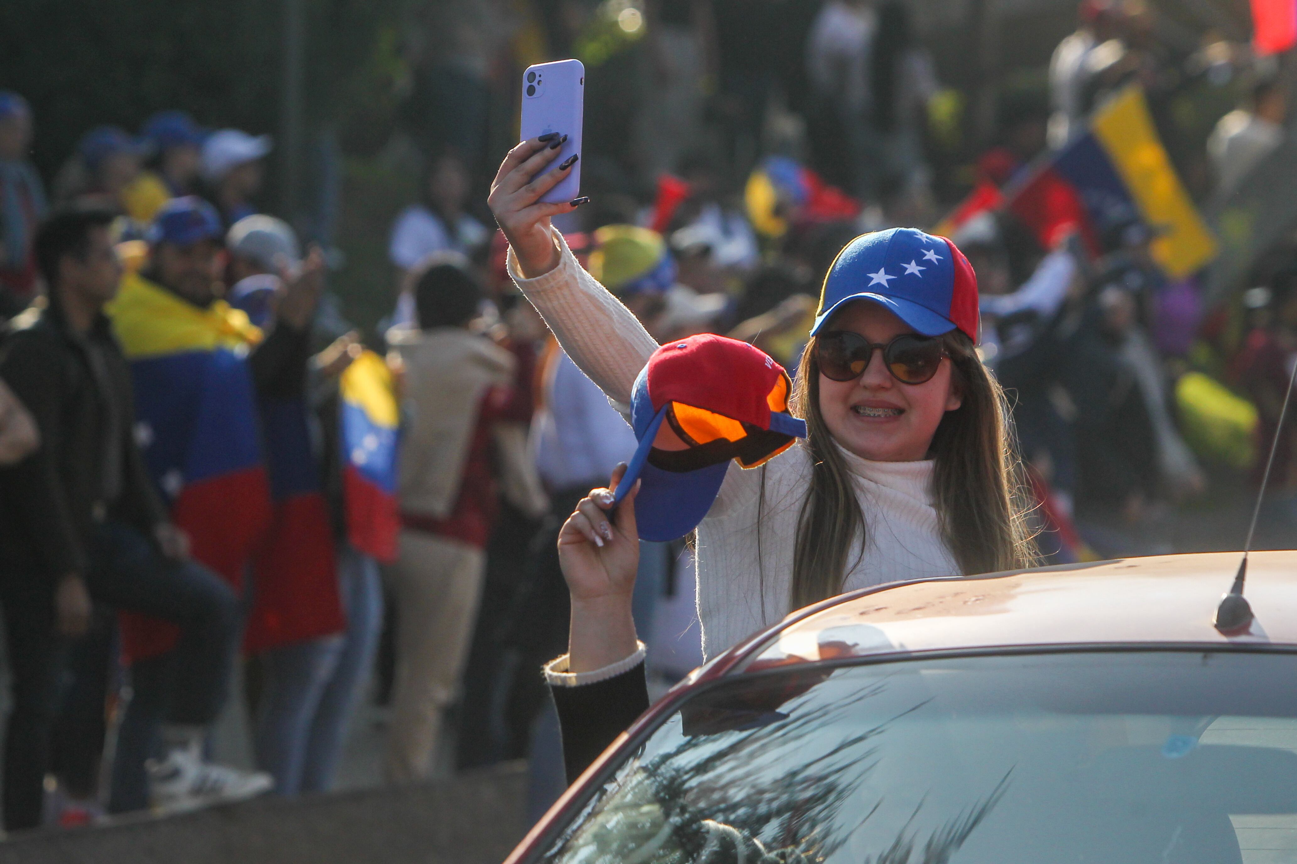 28 DE JULIO DEL 2024 / SANTIAGO
Manifestantes Venezolanos residentes en Chile se manifiestan en contra del gobierno de su país en la plaza Ines de Suárez, a unos pasos de la embajada Venezolana en medio de las elecciones presidenciales de dicho pais.
FOTO: LUKAS SOLIS / AGENCIAUNO