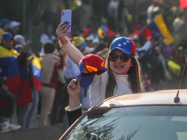 28 DE JULIO DEL 2024 / SANTIAGO
Manifestantes Venezolanos residentes en Chile se manifiestan en contra del gobierno de su país en la plaza Ines de Suárez, a unos pasos de la embajada Venezolana en medio de las elecciones presidenciales de dicho pais.
FOTO: LUKAS SOLIS / AGENCIAUNO