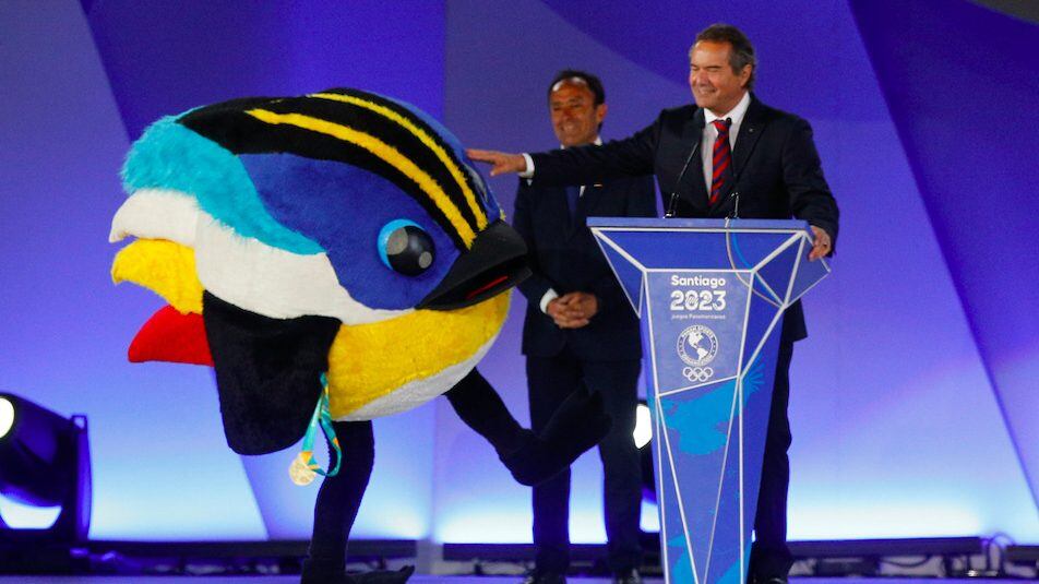 La mascota Fiu recibe la última medalla de Santiago 2023
