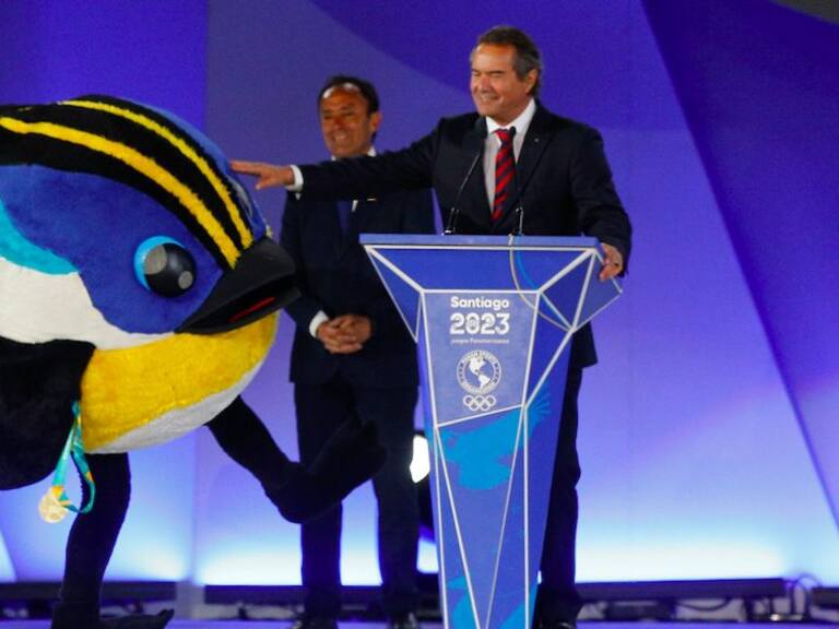 La mascota Fiu recibe la última medalla de Santiago 2023