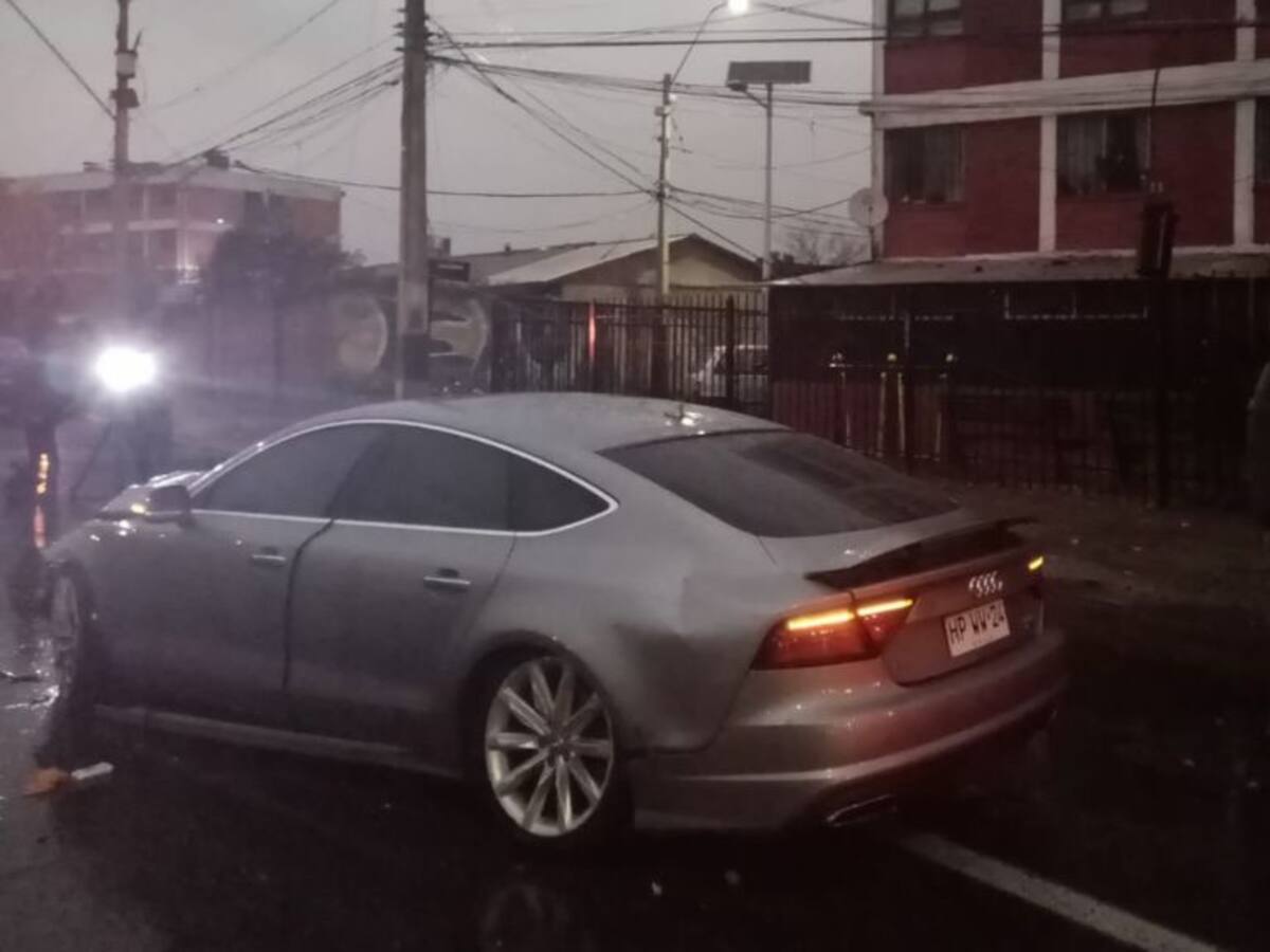 Automóvil derrumbó poste de luz en La Florida: ocupantes lo abandonaron en el lugar