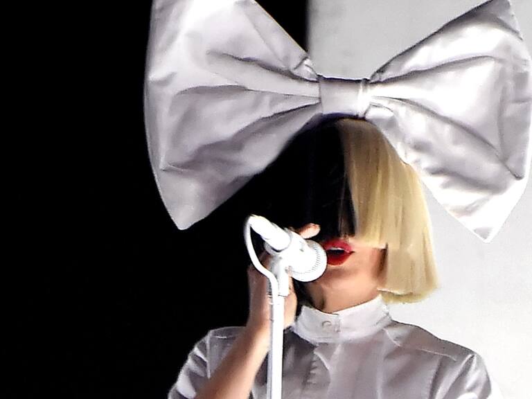 Sia anunció explosiva colaboración con Ozuna y Doja Cat