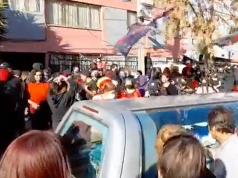 Cortejo fúnebre de Luisa Toledo se desplaza por el centro de Santiago en dirección al Cementerio General