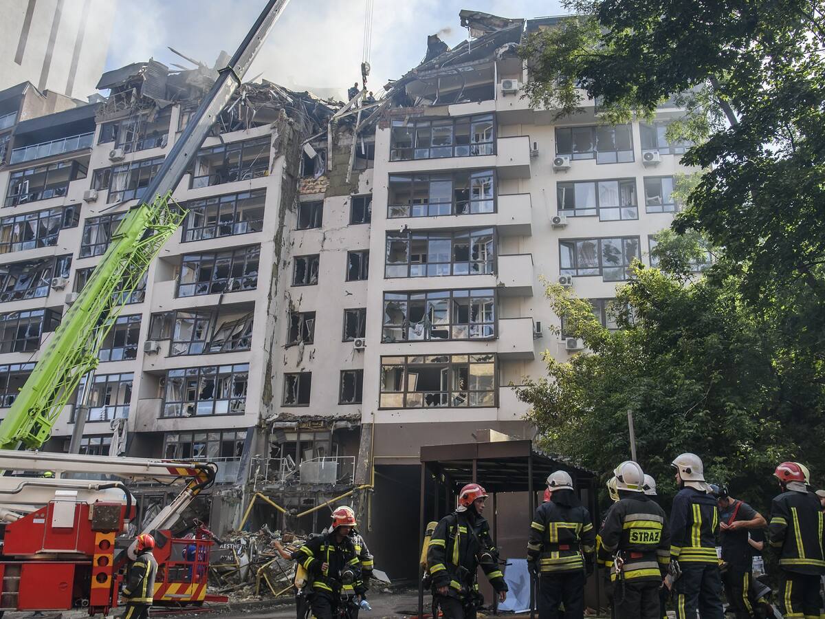 Rusia bombardea barrio residencial en Kiev: hay civiles heridos y gente atrapada entre escombros