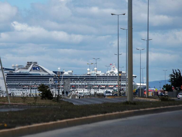 Pasajeros desembarcaron de cruceros en Punta Arenas pese a prohibición