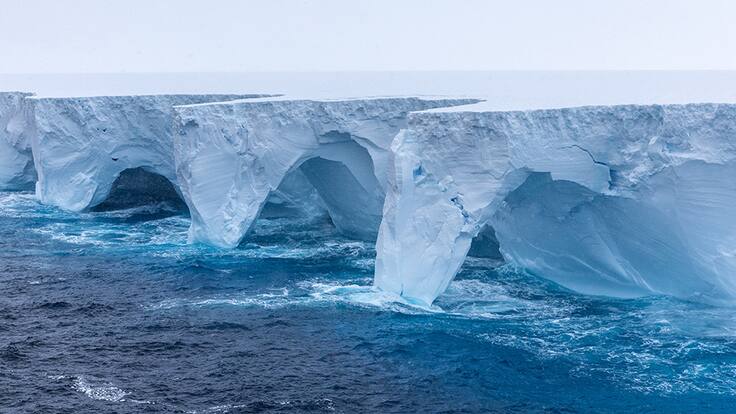 Hasta seis veces más grande que el Gran Santiago: el iceberg de mayor tamaño del mundo se encuentra atrapado por esta particular razón