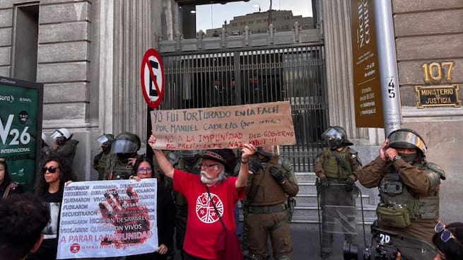 Sobrevivientes de abuso sexual protestan frente a Ministerio Justicia