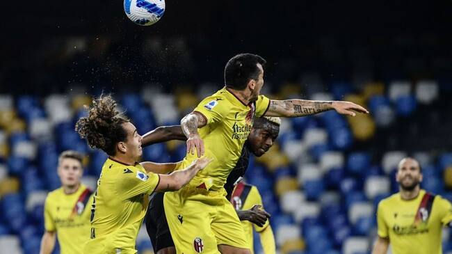Gary Medel fue villano en la derrota de Bologna ante Nápoli