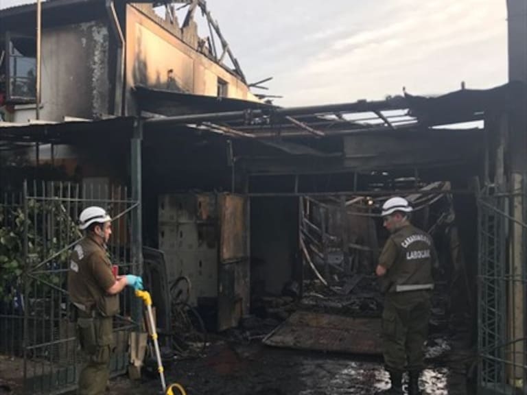 Un muerto y dos casas quemadas por incendio en taller mecánico clandestino en Macul