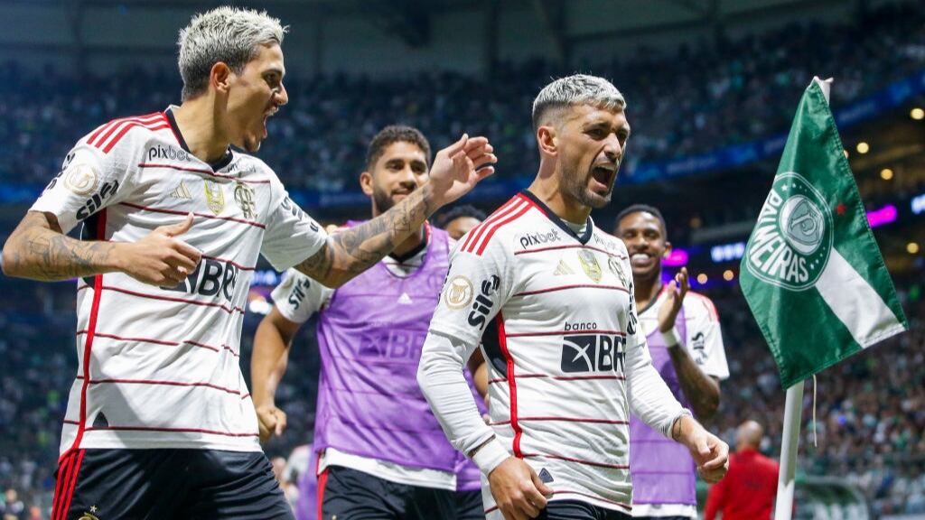 Sin chilenos y con gas pimienta en la cancha: Flamengo iguala con Palmeiras en el Brasileirao