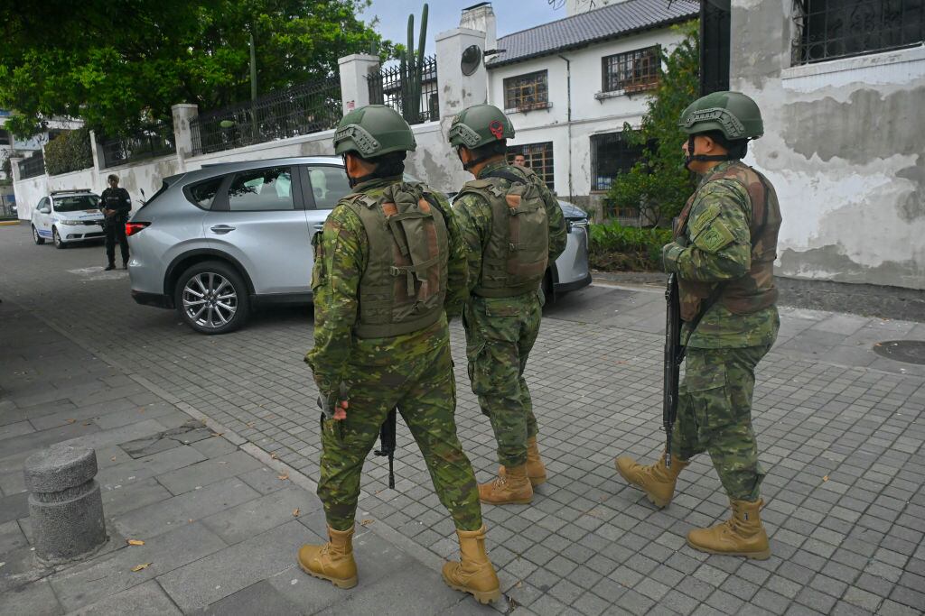 Un grupo de soldados de Ecuador vigilan los accesos a la embajada de México en la ciudad de Quito.