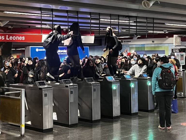 Secundarios obligan a Metro a cerrar estaciones por evasiones masivas durante toda la jornada