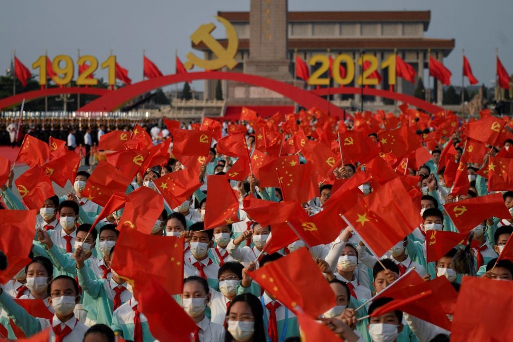 Estudiantes elevan banderas de China en acto oficial en Pekín