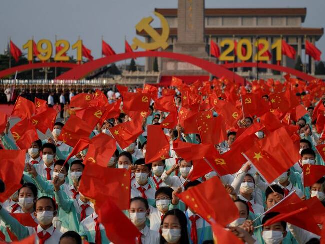 Estudiantes elevan banderas de China en acto oficial en Pekín