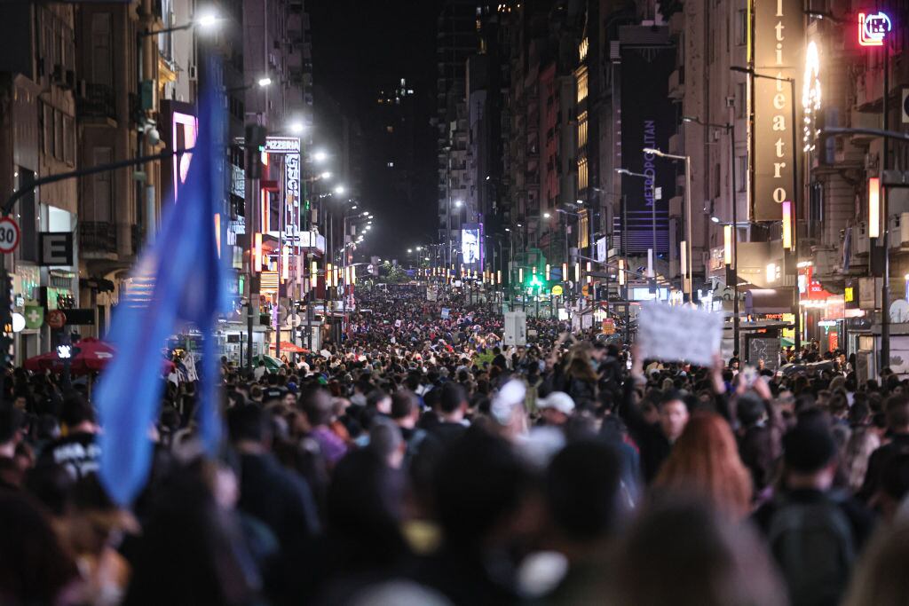 Miles de personas marchan en defensa de la educación pública en Argentina