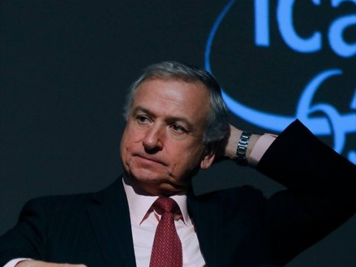 Ministro Felipe Larraín valora separación Santander-Transbank