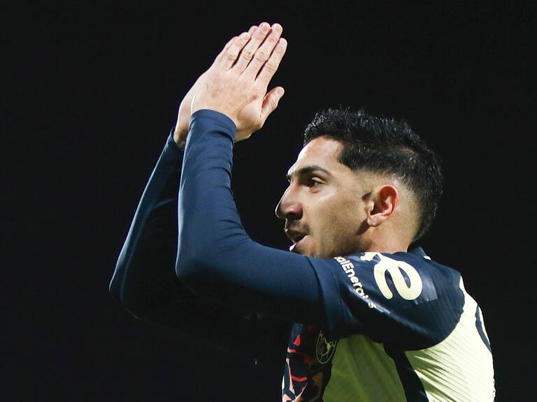 TORREON, MEXICO - FEBRUARY 12: Diego Valdes of America celebrates after scoring his team's first goal during the 5th round match between Santos Laguna and America as part of the Torneo Grita Mexico C22 Liga MX at Corona Stadium on February 12, 2022 in Torreon, Mexico. (Photo by Armando Marin/Jam Media/Getty Images)