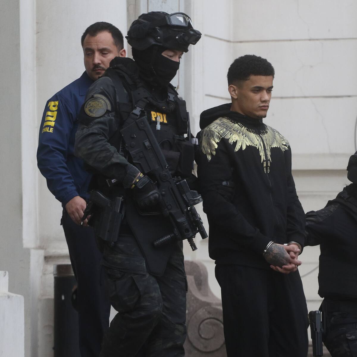 Entre custodia policial y gritos de inocencia: así llegó Alberto Mejía a Chile, imputado por crimen del “Rey de Meiggs”