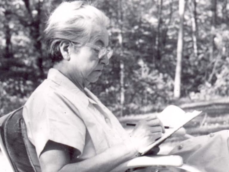 Ministra Arredondo por los 80 años del Nobel de Mistral: “Es muy conmovedor pensar en su travesía y su legado”