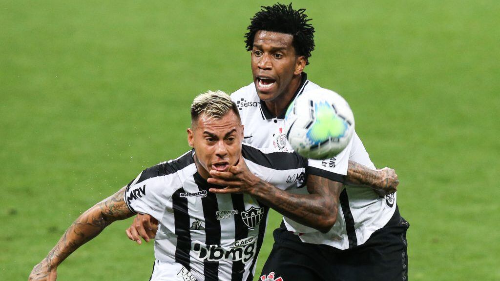 SAO PAULO, BRAZIL - NOVEMBER 14: (L-R) Vargas of Atletico MG and Gil of Corinthians fight for the ball during the match as part of Brasileirao Series A 2020  at Neo Quimica Arena on November 14, 2020 in Sao Paulo, Brazil. (Photo by Alexandre Schneider/Getty Images)