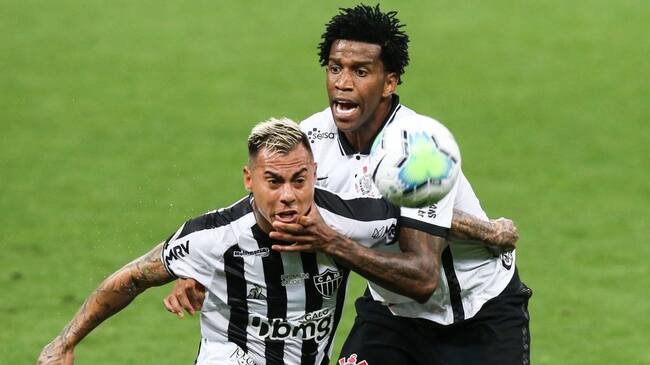 SAO PAULO, BRAZIL - NOVEMBER 14: (L-R) Vargas of Atletico MG and Gil of Corinthians fight for the ball during the match as part of Brasileirao Series A 2020 at Neo Quimica Arena on November 14, 2020 in Sao Paulo, Brazil. (Photo by Alexandre Schneider/Getty Images)