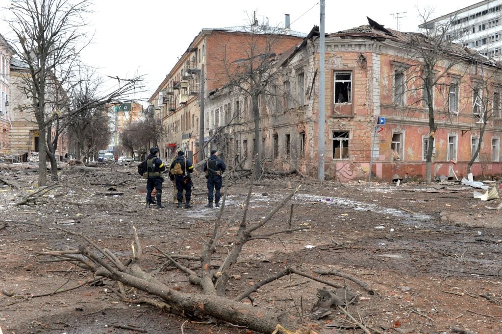 Policías ucranianos observan las calles de la ciudad de Járkov