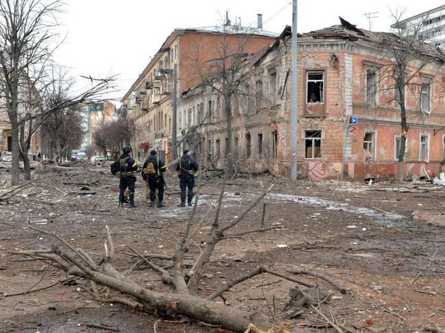 Policías ucranianos observan las calles de la ciudad de Járkov