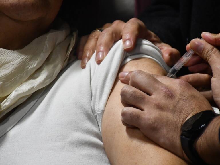 «Tenemos coronavirus para mucho rato»: broncopulmonar recalca importancia de vacuna covid anunciada por Minsal