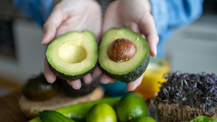 Experto desmiente los métodos virales y revela truco definitivo para madurar una palta más rápido
