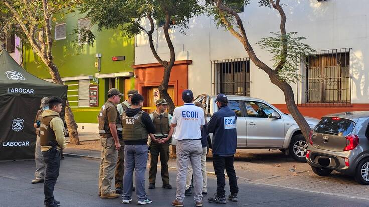 Doble homicidio en Santiago Centro: víctimas fueron baleadas dentro de un vehículo estacionado