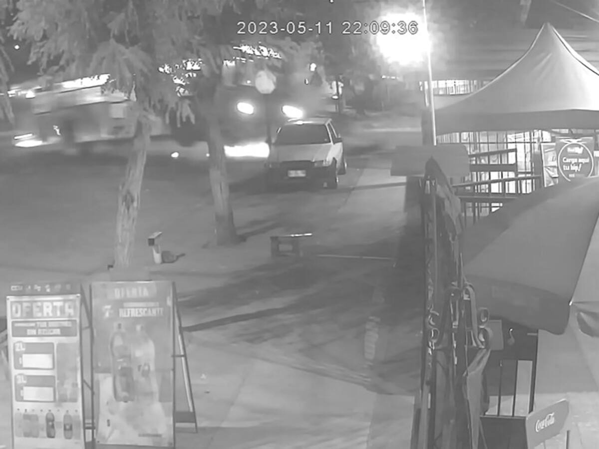 VIDEO | Momento dramático: velocidad desmedida provoca choque entre auto y autobús, dejando estragos en una panadería