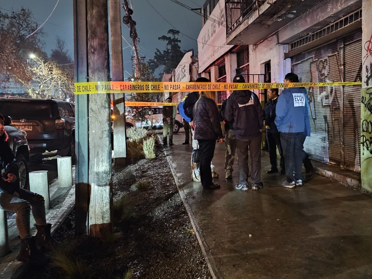 Balacera en cité de Independencia deja un muerto y un herido: PDI indaga posible deuda por arriendo