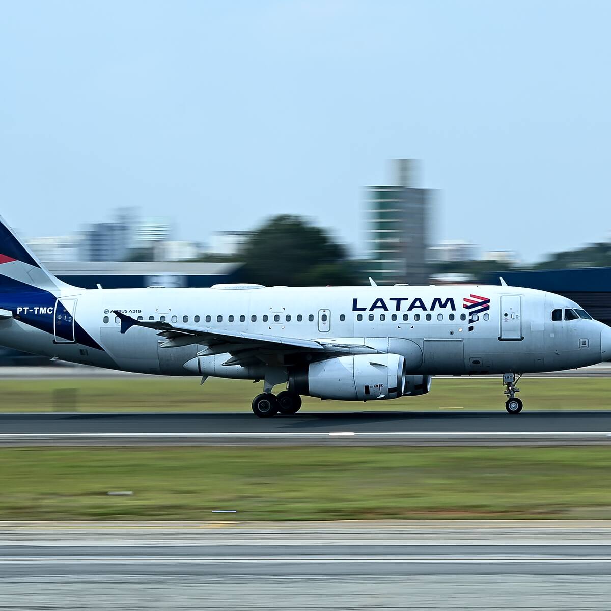 LATAM suspende viajes por huelga de pilotos: revisa acá el estado de tu vuelo