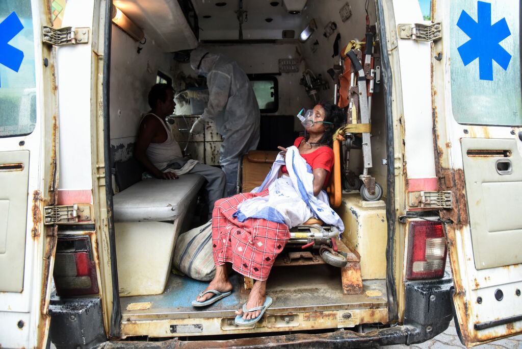 Una mujer recibe oxigeno en una ambulancia en Assam